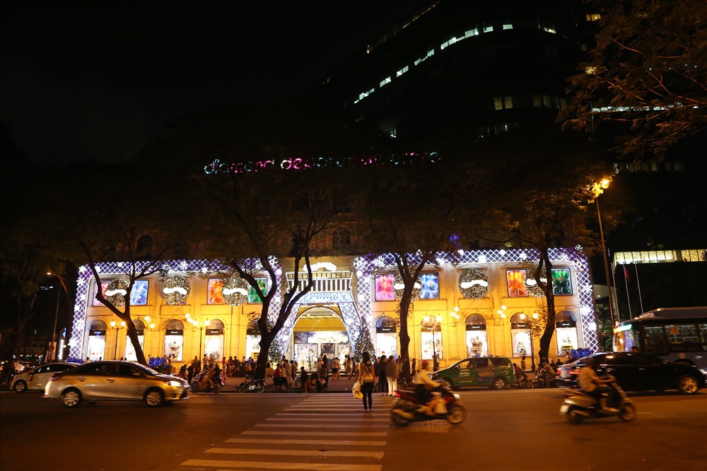 Người Sài Gòn trang trí lộng lẫy mừng Giáng sinh
