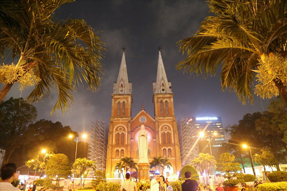Nhà thờ Đức Bà - nơi luôn là tâm điểm trong các dịp lễ Giáng sinh, mừng năm mới tại TPHCM. Ảnh: Trường Sơn