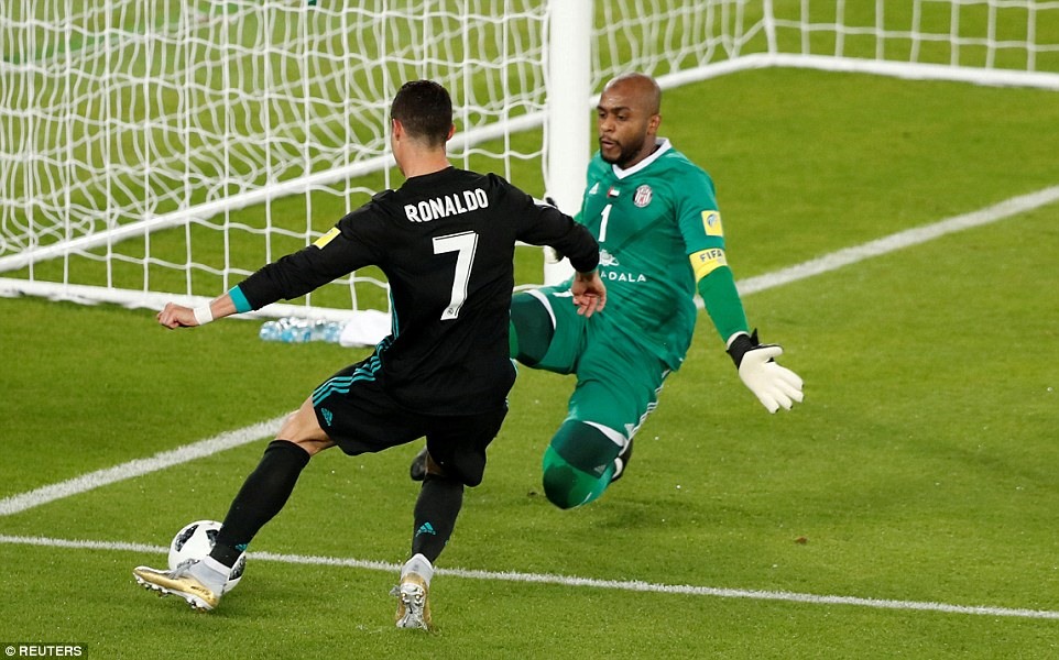 Al Khaseif (áo xanh) đã chơi xuất sắc trong hơn 50 phút có mặt trên sân. Ảnh: Getty Images.