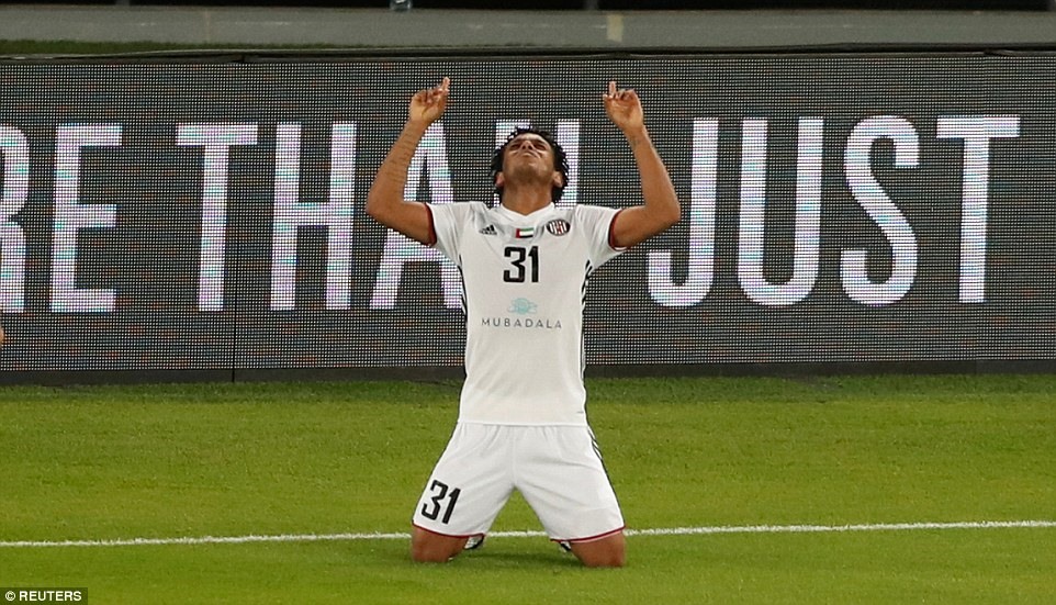 Romarinho ăn mừng sau khi mở tỷ số trận đấu. Ảnh: Reuters.