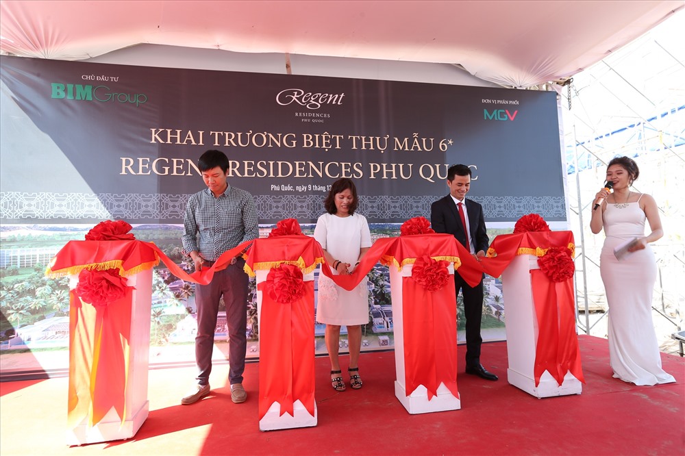 Đại diện chủ đầu tư, khách hàng cùng đơn vị phân phối độc quyền MGV cắt băng khánh thành biệt thự mẫu Regent Residences Phu Quoc
