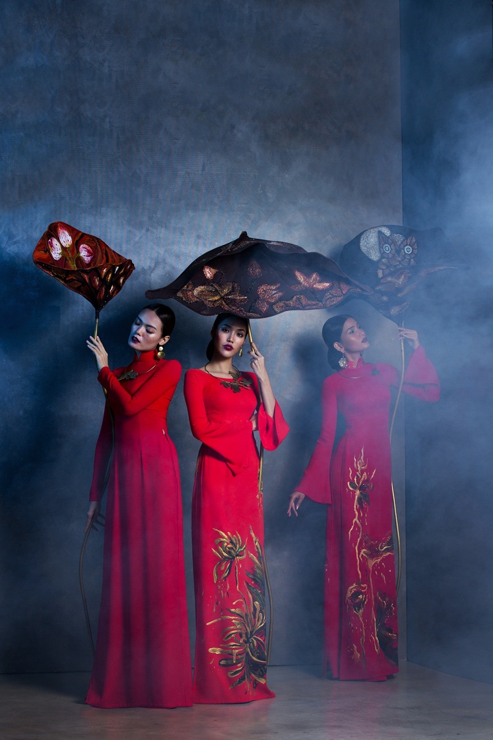 Vốn là những người mẫu có nhiều kinh nghiệm, Trương Thị May dễ dàng lột tả hình ảnh vẻ đẹp phụ nữ Á đông đài các kiêu sa trong những bộ trang phục mềm mại.