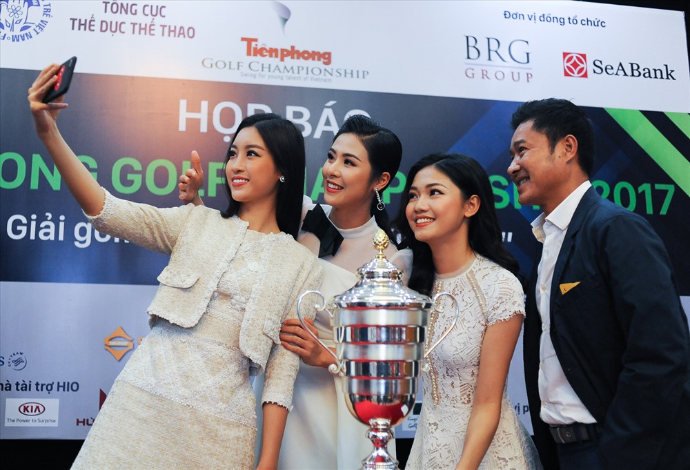 Hoa hậu Mỹ Linh (trái) đang háo hức chờ giải đấu. Ảnh: Đ.H