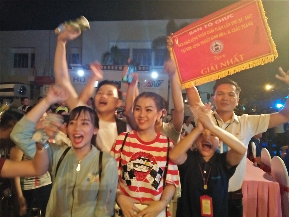 Niềm vui của đội đoạt giải nhất (đội Cty TNHH An Giang Samhoo) và cổ động viên của đội.