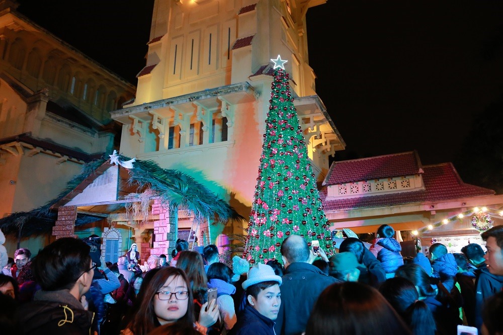 Bất chấp cái lạnh của đêm đông Hà Nội, ngay từ chập tối, rất đông người dân và du khách, đặc biệt là giới trẻ đã  đổ về  hội chợ  để trải nghiệm văn hóa ẩm thực của Giáng sinh Đức.