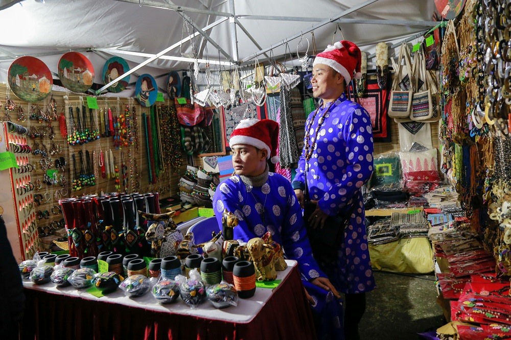Các sản phẩm thủ công  truyền thống của Việt Nam cũng được bày bán rộng rãi.