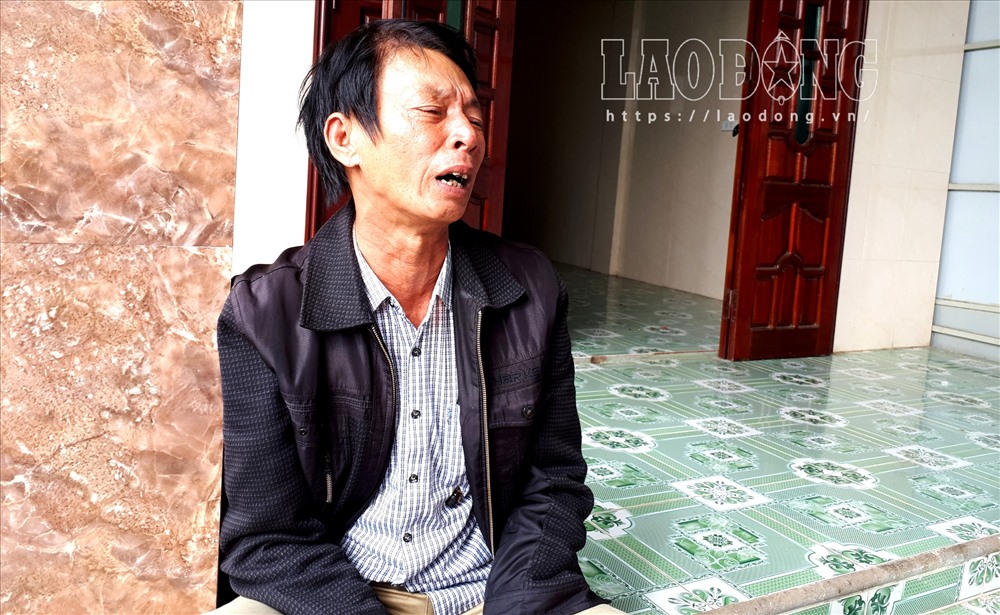 Ông Hoàng - bố nạn nhân Nghĩa - khóc nức nở và trông từng ngày để sang Đài Loan lo hậu sự cho con.