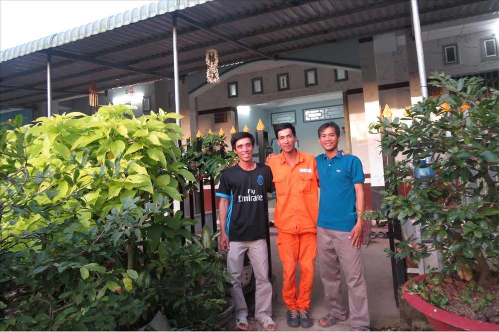 Anh Khoa, anh Đẹt, anh Toàn - 3 chủ nhà trong thôn Điện lực Cù Lao Dung. Ảnh: L.T