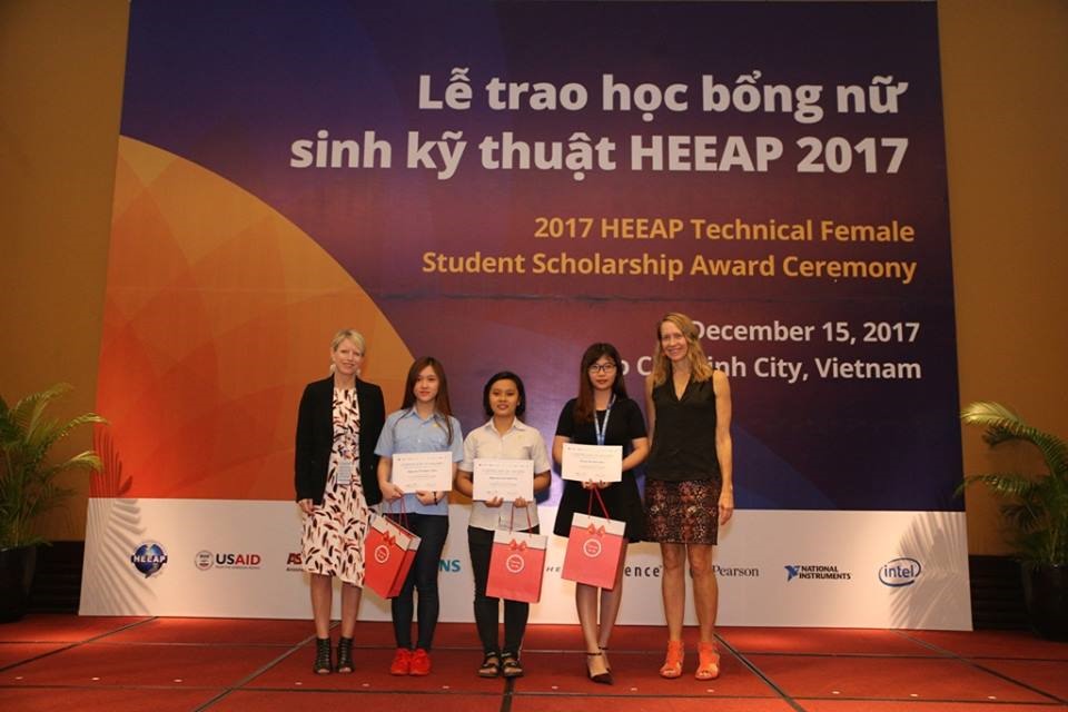 Đại diện ban tổ chức trao học bổng cho các nữ sinh ngành kỹ thuật