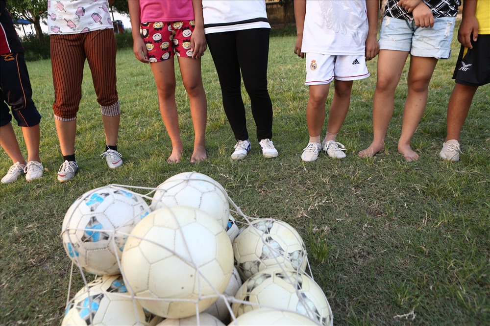 Bầu Kiểm cho biết, có những nữ cầu thủ của đội bóng nhà rất nghèo, không thể mua nổi đôi giày nhưng rất đam mê bóng đá.