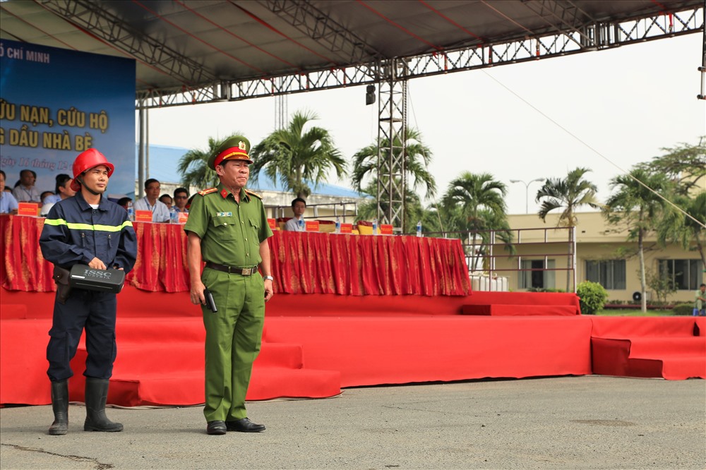 Đại tá Lê Tấn Bửu - Giám đốc Cảnh sát PCCC TPHCM nổ phát súng bắt đầu buổi diễn tập trong tổng kho xăng dầu Nhà Bè. Ảnh : Trường Sơn