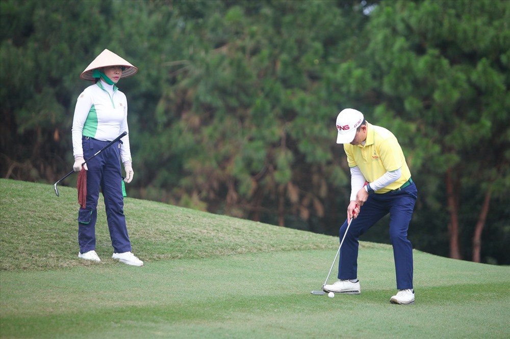 Ngay sau lễ khai mạc, 144 golfers chính thức bước vào thi đấu tại trên sân BRG King’s Island Golf Resort (Đồng Mô, Hà Nội), sân golf đẹp nhất Việt Nam 2017. 