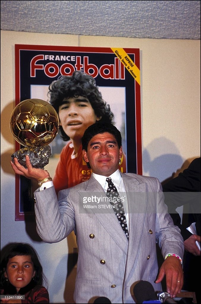 Maradona từng được France Football trao Quả bóng vàng danh dự năm 1996. Ảnh: Getty.