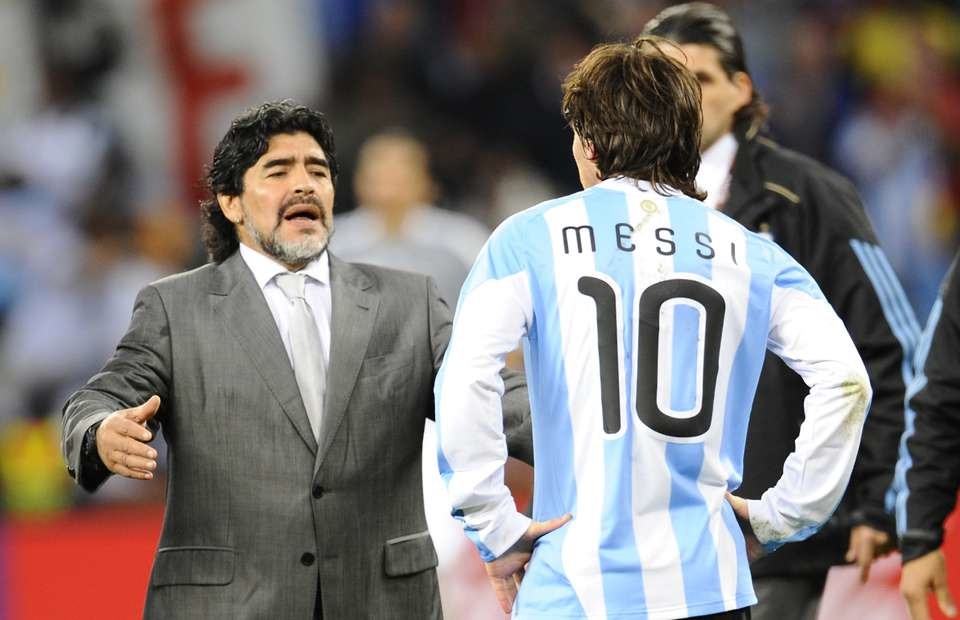 Maradona luôn đề cao Messi hơn Ronaldo. Ảnh: Getty.