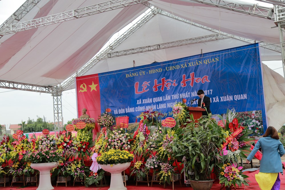 Trong ngày khai mạc, UBND tỉnh Hưng Yên đã trao chứng nhận “Làng nghề  hoa cây cảnh truyền thống” cho xã Xuân Quang.