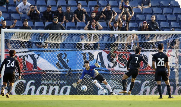 Một pha cản phá của Bùi Tiến Dũng trong trận gặp U23 Thái Lan. Ảnh: VFF