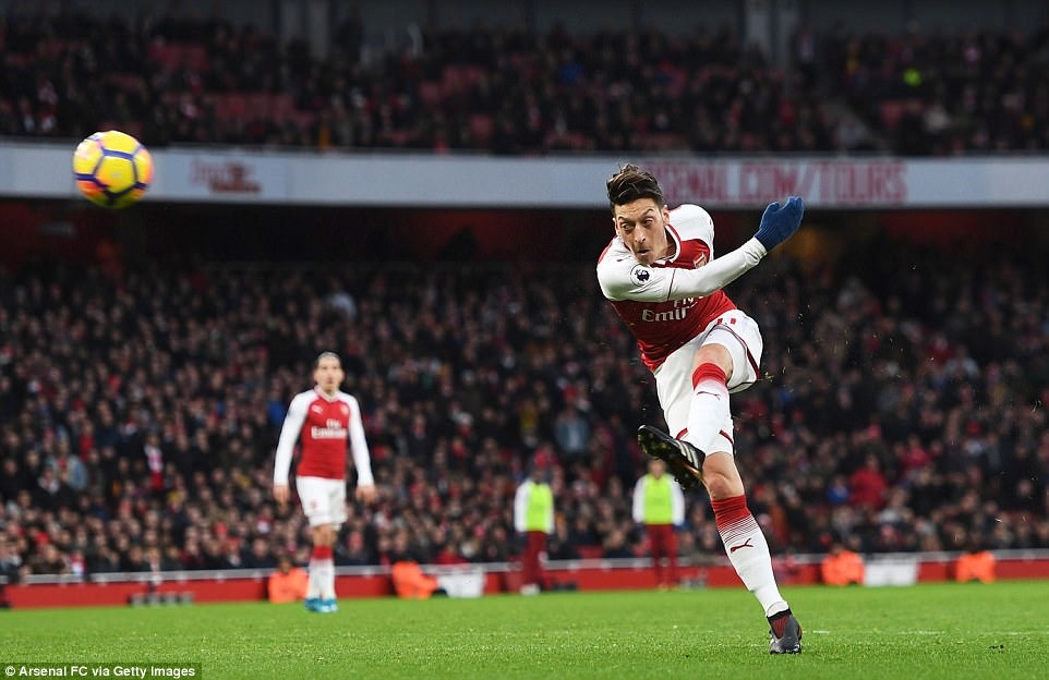 Cú volley thành bàn của Mesut Ozil. Ảnh: Getty Images.