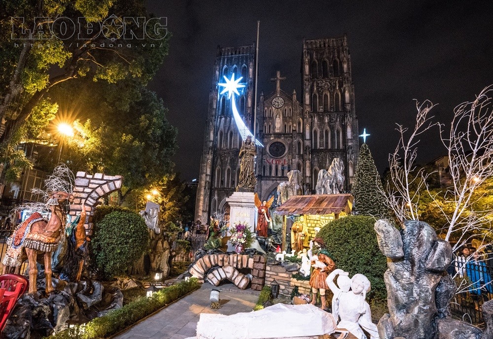 Thời điểm hiện tại, không khí Giáng sinh đã tràn ngập khắp các tuyến phố của Hà Nội. Các nhà thờ lớn trên địa bàn Thủ đô cũng hoàn thiện công tác trang trí để đón chờ ngày chúa sinh ra đời