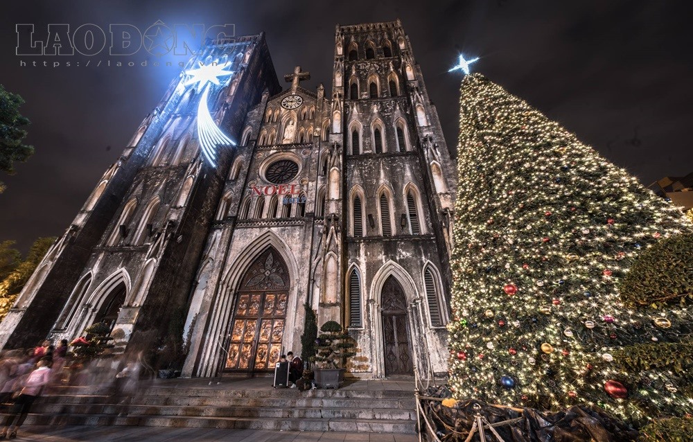 Nhà thờ Lớn lung linh trong đèn hoa, sắc màu và cây thông Noel khổng lồ. Hang đá cùng máng cỏ mở rộng cửa càng tăng thêm vẻ huyền ảo