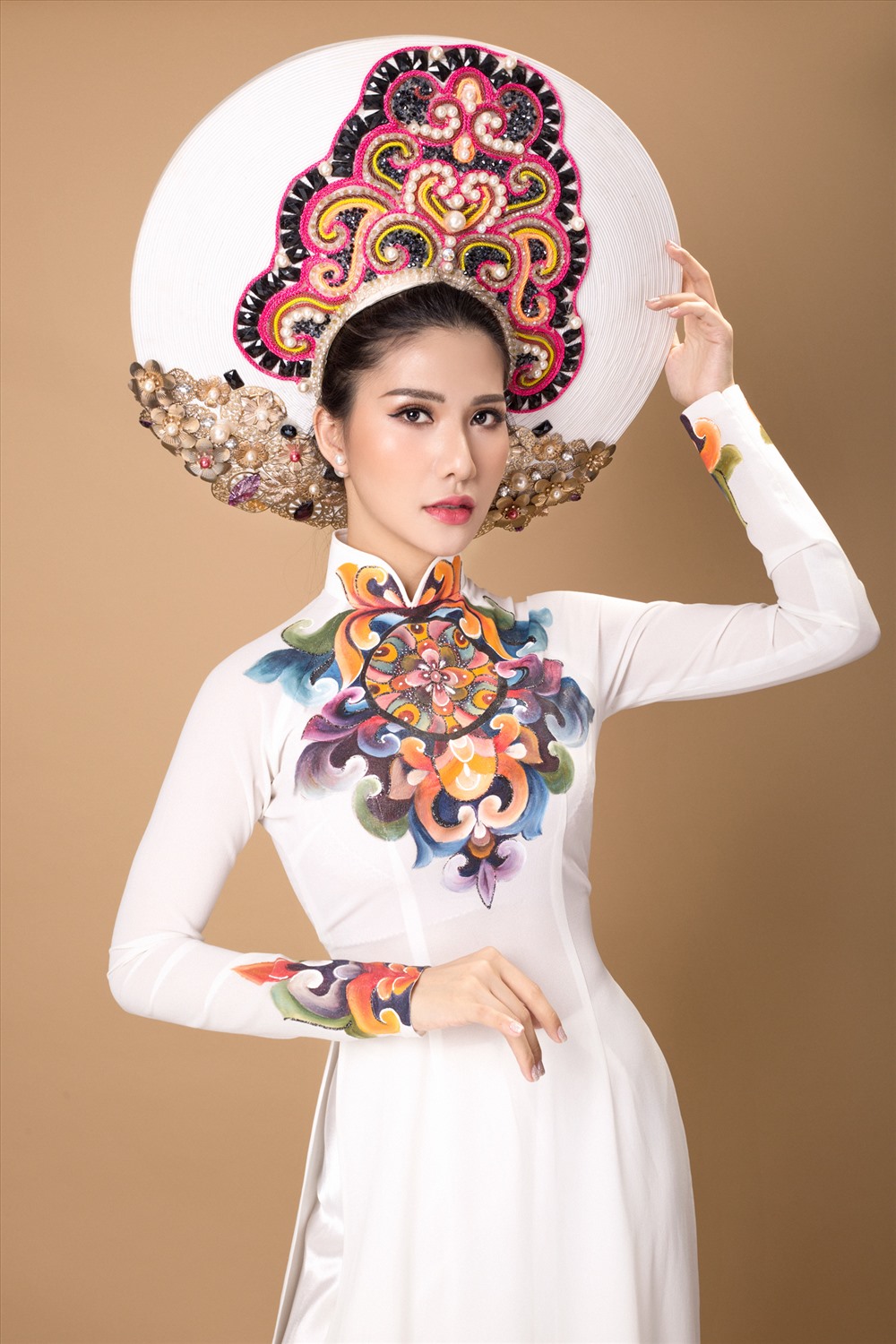 Vì vậy, khi hay tin cô sẽ dự thi Hoa hậu quý tộc thế giới 2017 tại Myanmar, NTK này đã quyết định làm riêng một mẫu đặc biệt để cô nàng mang đi “chinh chiến” tại đấu trường quốc tế.