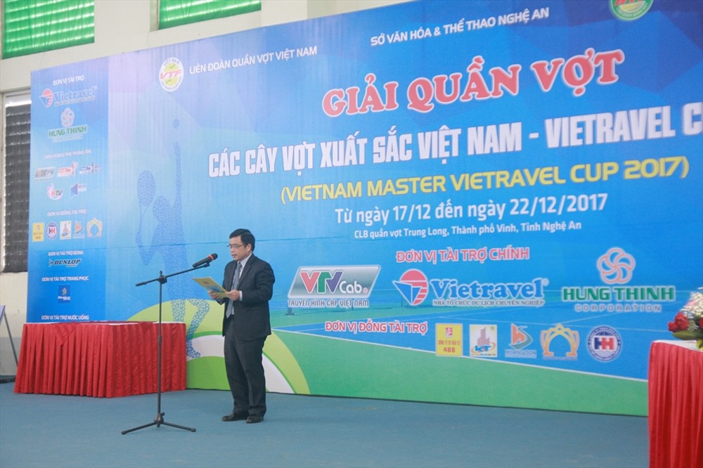 Ông Huỳnh Thanh Điền - Phó Chủ tịch UBND tỉnh, Chủ tịch Liên đoàn quần vợt Nghệ An phát biểu tại buổi lễ. ảnh:HQ