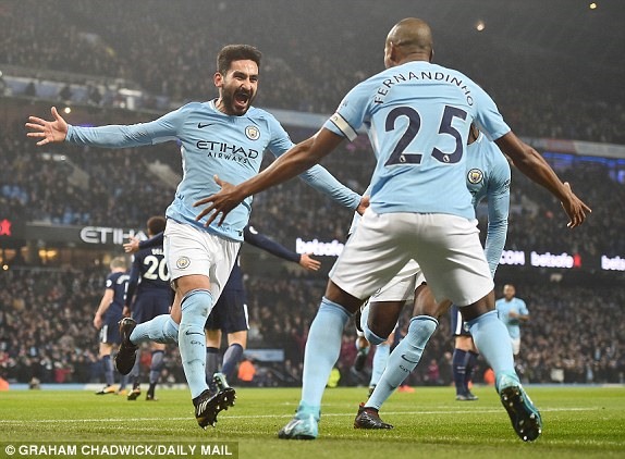 Man City đang là một tập thể khó bị đánh bại. Ảnh: Daily Mail.