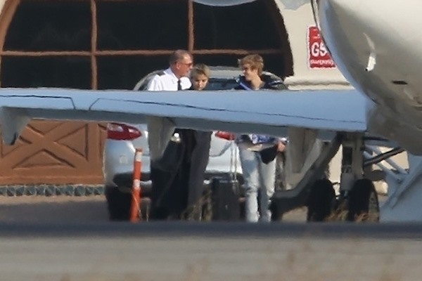 Để giữ gìn sự riêng tư, Justin Beiber và Selena Gomez đã di chuyển bằng phi cơ riêng