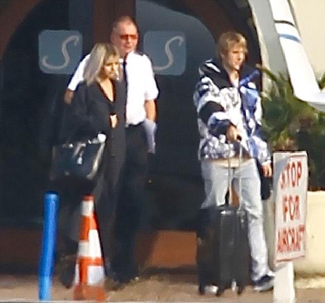 Ngày 16.12, Selena Gomez và Justin Beiber đã bị bắt gặp đi cùng nhau tới sân bay California.
