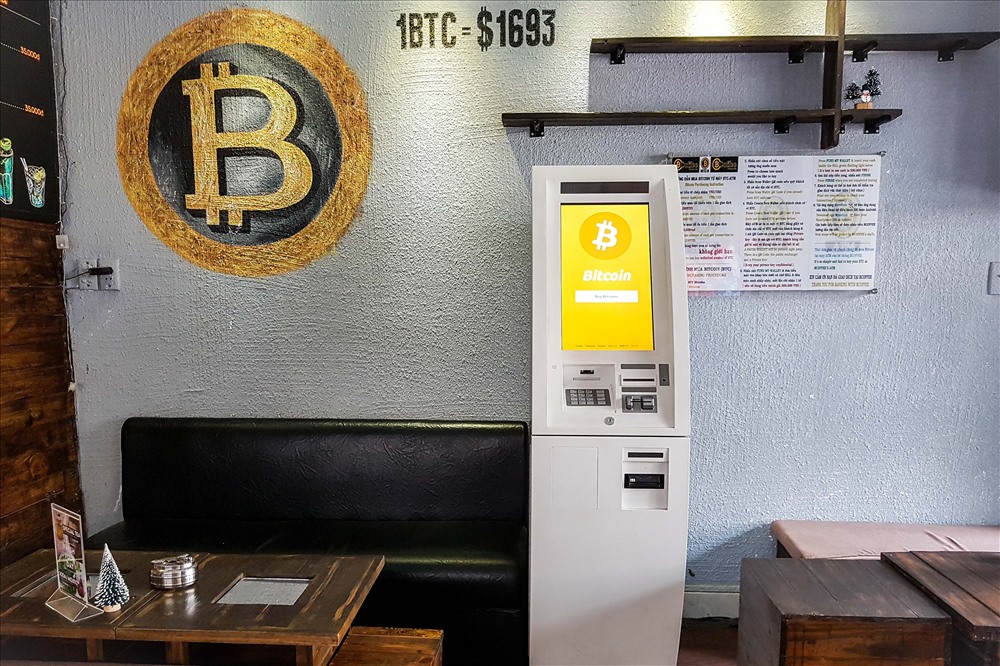 Một cây ATM bitcoin đặt tại quán càphê ở TPHCM.