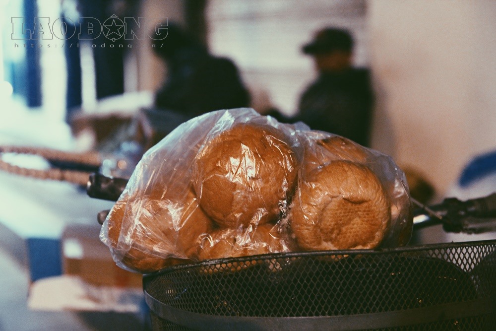 Chiếc bánh mì dù chẳng nhiều nhặn gì nhưng cũng đủ ấm lòng những người nghèo.