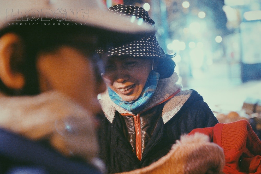 Nụ cười của một người phụ nữ khi được đoàn tình nguyện tặng quà.