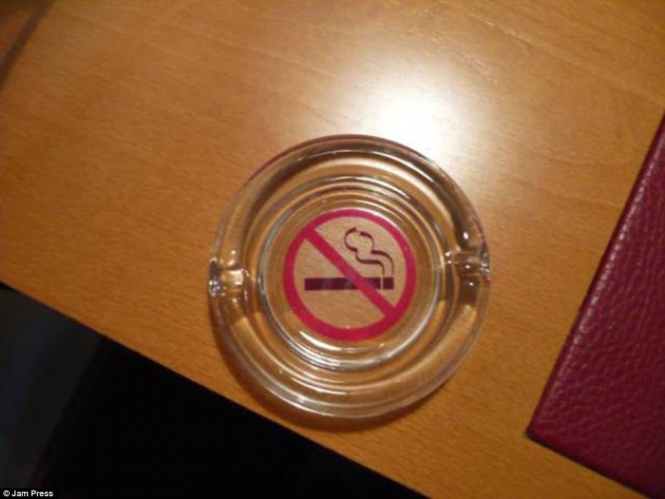 Có những cách tốt hơn để khuyến cáo du khách không hút thuốc, thay vì ở ngay trên gạt tàn.
