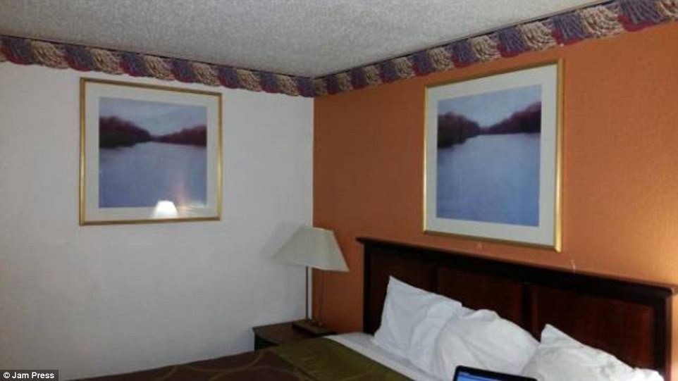 Người bài trí nội thất căn phòng khách sạn này quá nghèo ý tưởng, với 2 bức tranh giống hệt nhau treo trên tường.
