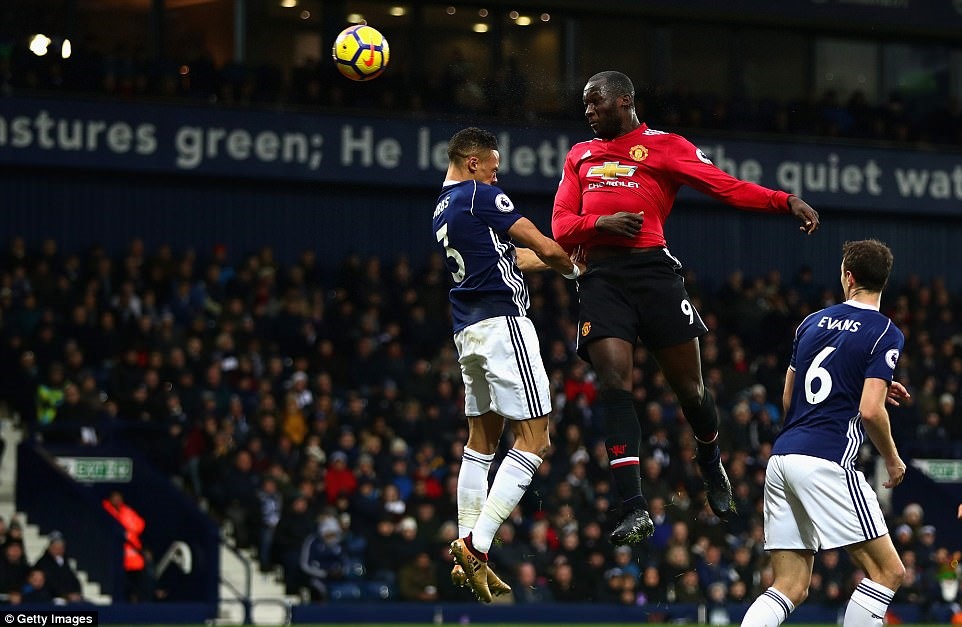 Lukaku (áo đỏ) đánh đầu ghi bàn. Ảnh: Getty Images.