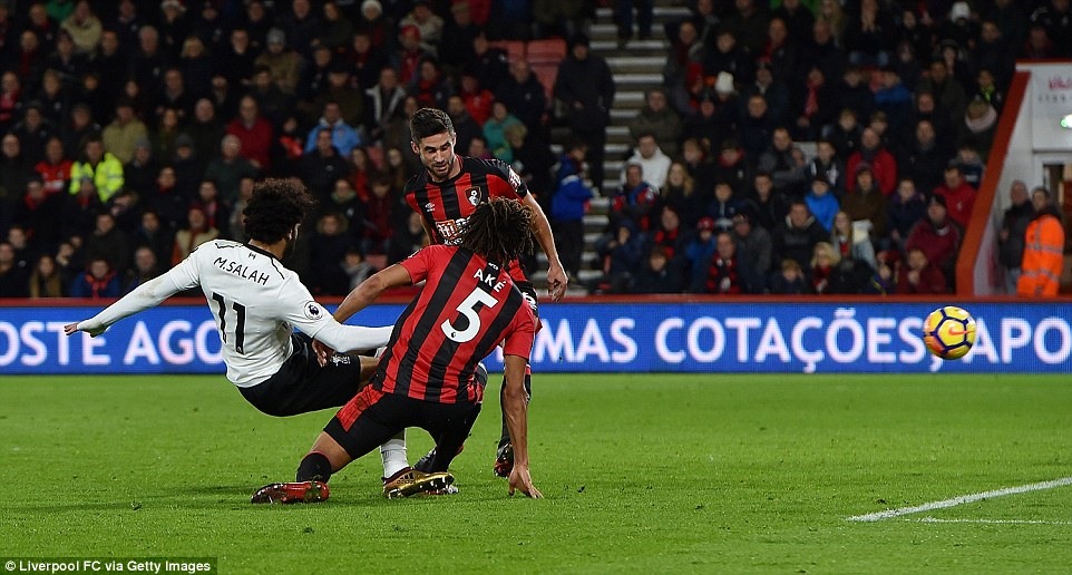 Mohamed Salah mang về bàn thắng thứ ba cho Liverpool trước Bournemouth. Ảnh: Getty Images.