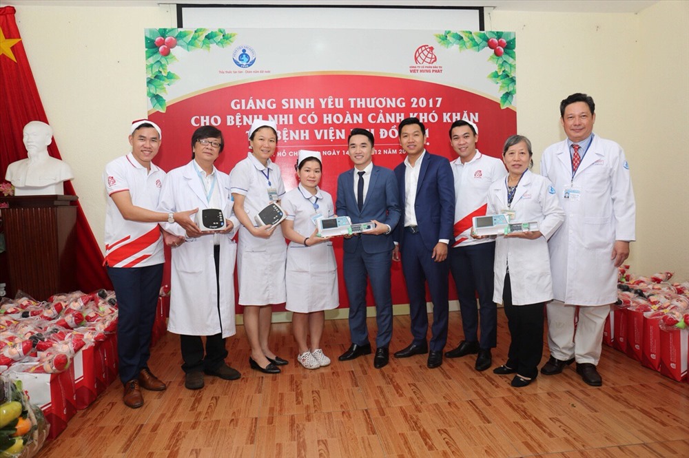 Việt Hưng Phát trao tặng máy bơm tiêm và đo nồng độ oxy cho bệnh viện.