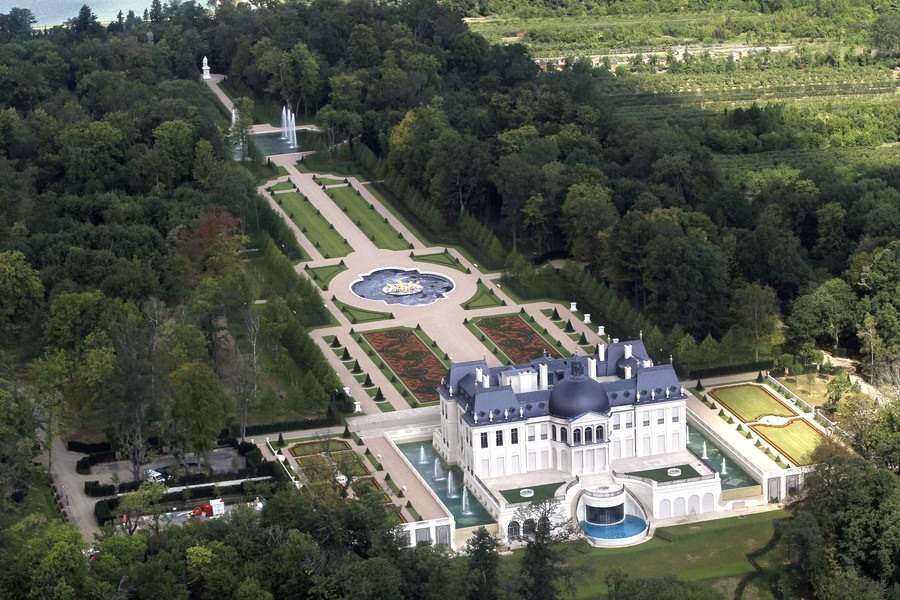 Cung điện Chateau Loius XIV. Ảnh: Reuters