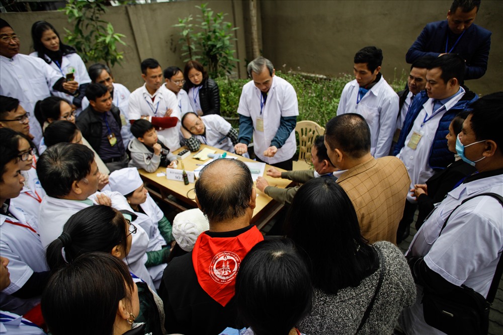 Hơn 120 bác sĩ tới từ nhiều nơi trên cả nước đã tham gia khám chữa bệnh miễn phí cho các người khuyết tật và các bệnh nhân nghèo. Đặc biệt là sự góp mặt của bác sĩ Nguyễn Đăng Xiên ( 61 tuổi) – Chủ tịch Hội đồng Y hiện đại thành phố Hồ Chí Minh, ông đã sử dụng phương pháp xung điện để chữa trị cho các bệnh nhân của mình.