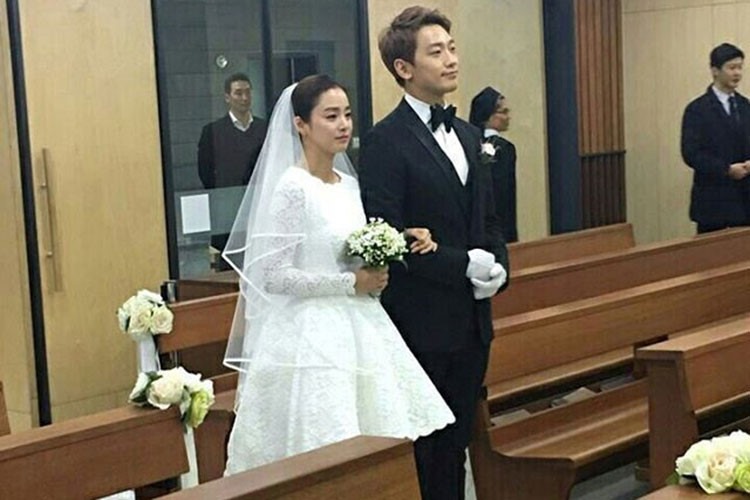 Kim Tae Hee cũng là một trong những đại mỹ nhân lên xe bông trong năm 2017 cùng với Bi Rain. Không gây ồn ào, hôn lễ của cặp đôi hạng A được diễn ra giản dị tại một nhà thờ ở Seoul.
