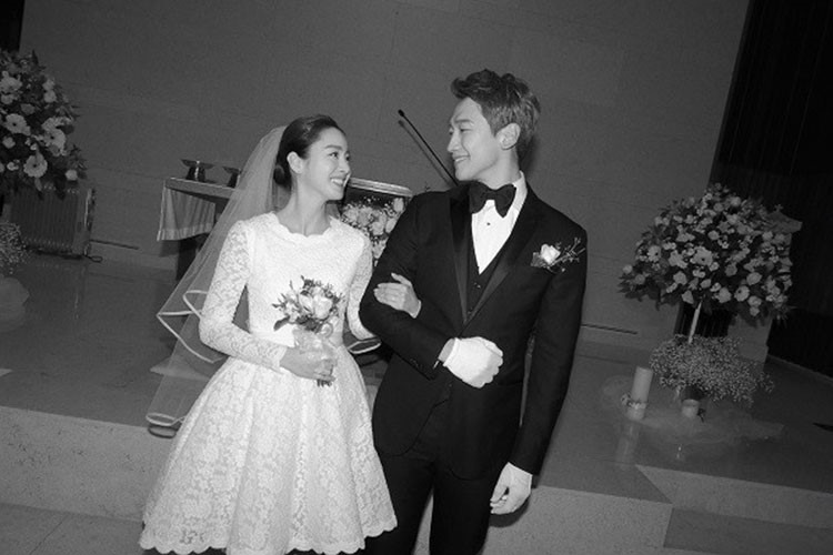 Trong hôn lễ, Kim Tae Hee vẫn toát lên khí chất xinh đẹp trong chiếc váy cưới tự thiết kế. Cặp đôi không chụp ảnh cưới mà chỉ ghi lại một vài khoảnh khắc giá trị. 