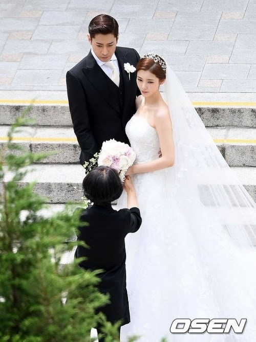 Chiều ngày 1.7, ca sĩ Eric Mun (nhóm nhạc Shinhwa) đã tổ chức hôn lễ cùng diễn viên Na Hye Mi tại một nhà thờ ở Seoul