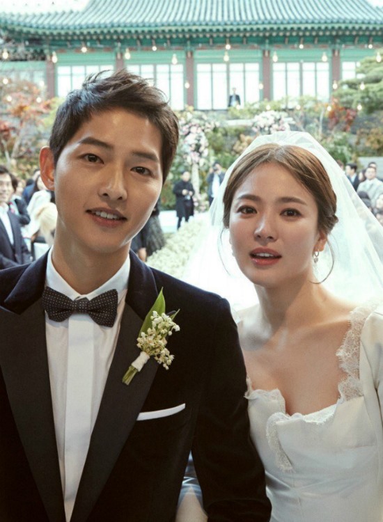 gày 31.10, đám cưới thế kỉ của Song Hye Kyo và Song Joong Ki chính thức diễn ra với không gian riêng tư và dàn khách mời là loạt tên tuổi đình đám trong làng giải trí Hàn.