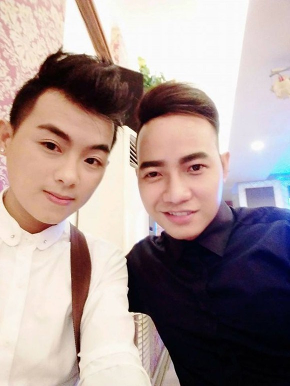  Lâm Gia Khang và Nguyễn Chí Ngôn là ca sĩ của nhóm nhạc ATA. Cả 2 đi hát vào khoảng năm 2012.