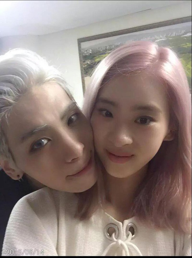 Trước đó, chị gái Jonghyun tiết lộ đoạn tin nhắn của em trai gửi trước khi tử tự: “Em đã khổ sở đến tận bây giờ rồi. Hãy để em đi. Hãy nói rằng em đã vất vả rồi đi. Đây là lời chào cuối cùng“.  Mặc dù đã báo cảnh sát ngay sau đó nhưng vẫn không thể cứu Jonghyun.