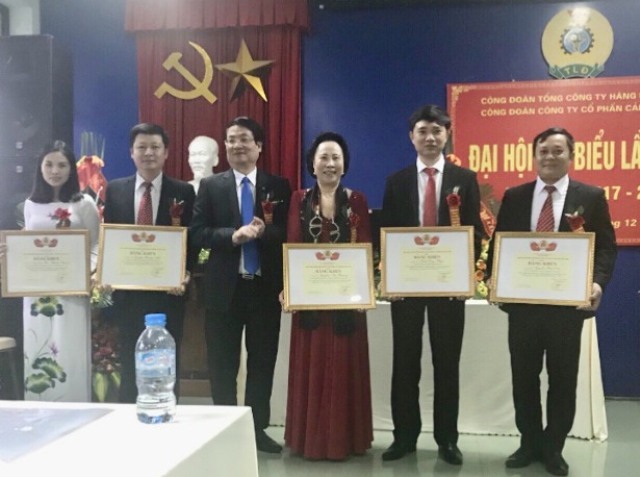 Đồng chí Lê Phan Linh - Chủ tịch CĐ TCty Hàng hải VN (thứ ba, từ trái sang) trao Bằng khen cho các tập thể và cá nhân. Ảnh: CĐ Cty CP Cảng Vật Cách
