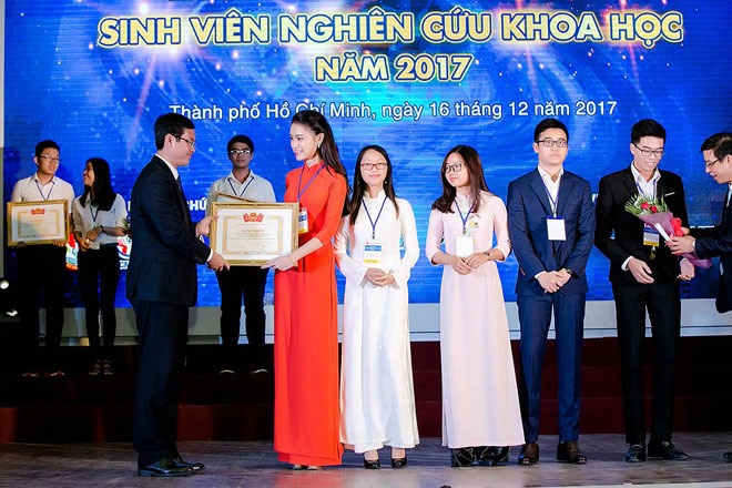 Ngọc Vân và các bạn của mình đã có mặt tại trường Đại học Sư phạm Kỹ thuật TP. HCM cùng với đại diện các sinh viên cả nước để nhận giải thưởng cao quý