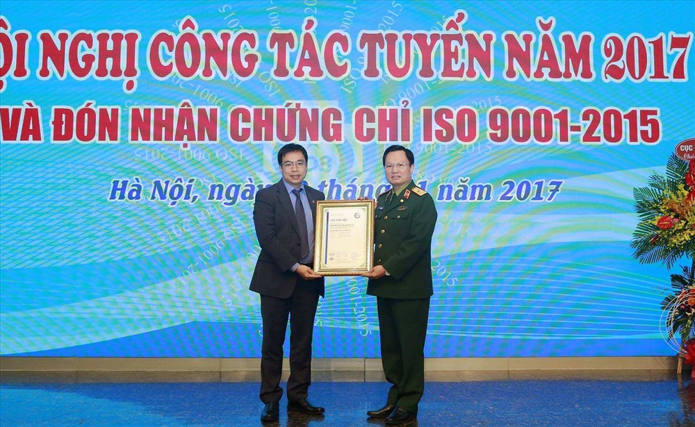 Lãnh đạo Bệnh viện Trung ương Quân đội 108 nhận chứng chỉ ISO 9001- 2015