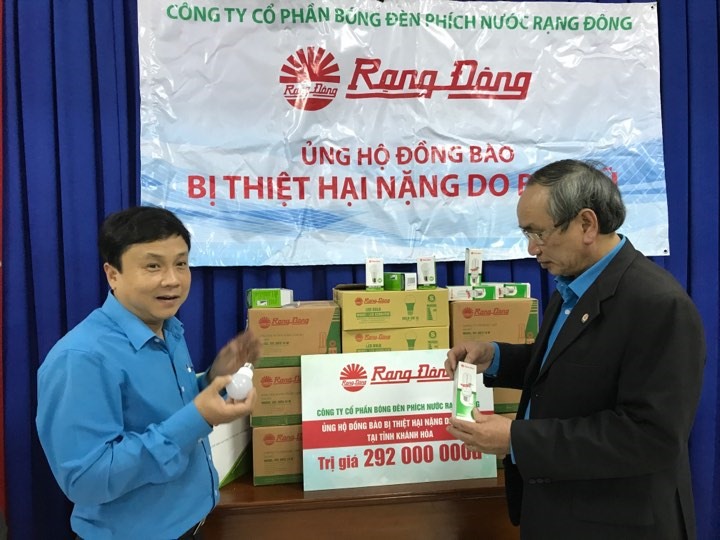 Số bóng đèn do Công ty CP bóng đèn phích nước Rạng Đông hỗ trợ dành tặng cho 3.000 hộ gia đình bị thiệt hại trong bão 12 tại Khánh Hòa.