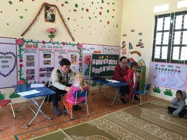 Các bác sĩ BvV Nhi Trung ương đang thăm khám cho các em nhỏ tại trường Nà Bản