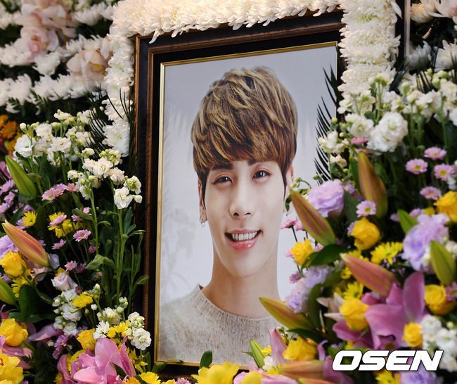 Lễ tang của Jonghyun đã được diễn ra trong sự tiếc thương vô hạn 